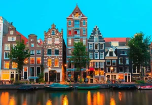 Clearance Amsterdamse grachtenpanden in de avond fotobehang Steden | Architectuur