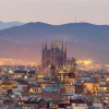 Hot Barcelona met de Sagrada Familia in de avond fotobehang Architectuur