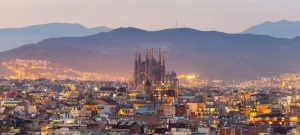 Hot Barcelona met de Sagrada Familia in de avond fotobehang Architectuur