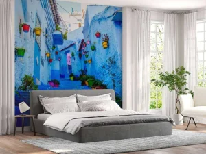 Fashion Blauwe straat met kleurrijke bloemenemmers in Marokko fotobehang Architectuur