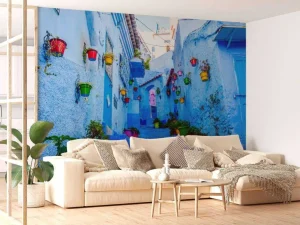 Fashion Blauwe straat met kleurrijke bloemenemmers in Marokko fotobehang Architectuur