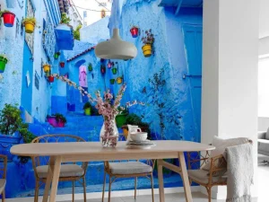 Fashion Blauwe straat met kleurrijke bloemenemmers in Marokko fotobehang Architectuur