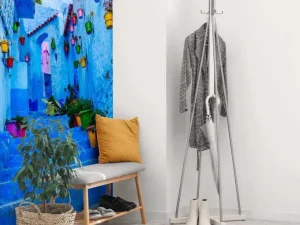 Fashion Blauwe straat met kleurrijke bloemenemmers in Marokko fotobehang Architectuur