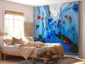 Fashion Blauwe straat met kleurrijke bloemenemmers in Marokko fotobehang Architectuur
