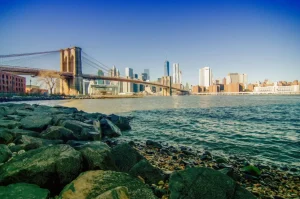 Clearance Brooklyn Bridge met een skyline op de achtergrond fotobehang Architectuur