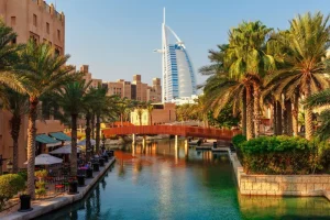 Hot Burj Al Arab met palmbomen op de voorgrond fotobehang Steden | Architectuur