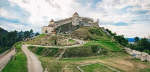 Discount Cetatea Râșnov op een bewolkte dag fotobehang Architectuur