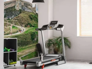 Discount Cetatea Râșnov op een bewolkte dag fotobehang Architectuur