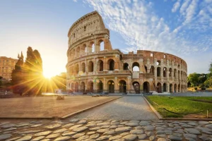 Discount Colosseum in Rome bij zonsopkomst fotobehang Architectuur