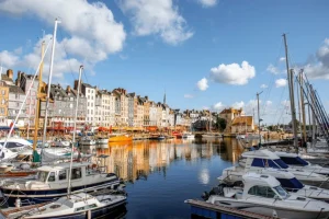 Discount De haven van Honfleur in de ochtend fotobehang Transport | Architectuur