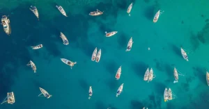 Hot Droneshot van een groep verankerde boten fotobehang Transport
