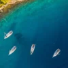 Sale Droneshot van vier verankerde zeilboten fotobehang Transport
