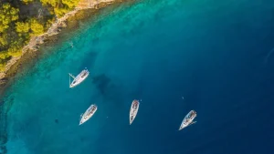 Sale Droneshot van vier verankerde zeilboten fotobehang Transport