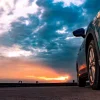 Outlet Een blauwe SUV met een unieke lucht op de achtergrond fotobehang Kinderkamer | Transport