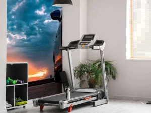 Outlet Een blauwe SUV met een unieke lucht op de achtergrond fotobehang Kinderkamer | Transport
