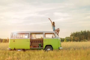Sale Een jonge vrouw geniet van haar rondreis fotobehang Tienerkamer | Transport