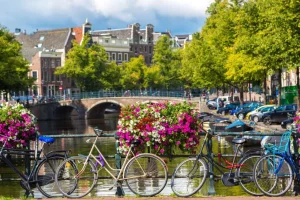 Online Fietsen op een Amsterdamse brug fotobehang Steden | Architectuur