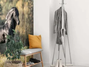 Hot Fries Paard op het gras omringd door bomen fotobehang Dieren