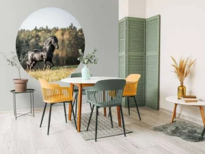Hot Fries Paard op het gras omringd door bomen fotobehang Dieren