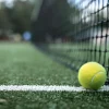 Discount Gele tennisbal tegen het net aan fotobehang Tienerkamer | Kinderkamer