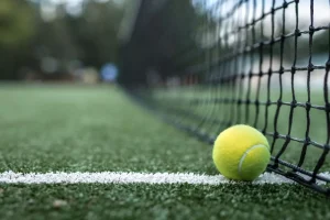 Discount Gele tennisbal tegen het net aan fotobehang Tienerkamer | Kinderkamer