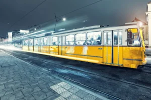 Outlet Gele tram in Boedapest fotobehang Transport
