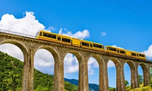 Sale Gele trein op een viaduct in Frankrijk fotobehang Transport | Architectuur