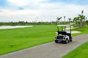 Clearance Golfbaan met een golfwagen fotobehang Sport