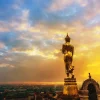 Best Gouden Boeddha bij zonsondergang fotobehang Architectuur