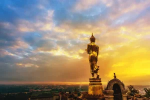 Best Gouden Boeddha bij zonsondergang fotobehang Architectuur