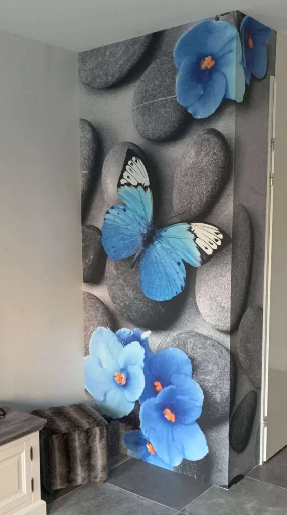 Clearance Grijze stenen met een blauwe vlinder en bloemen fotobehang Oppervlakten | Bloemen