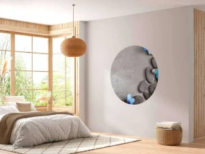 Clearance Grijze stenen met een blauwe vlinder en bloemen fotobehang Oppervlakten | Bloemen