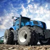 Outlet Grote blauwe tractor onder een bewolkte hemel fotobehang Tienerkamer | Kinderkamer
