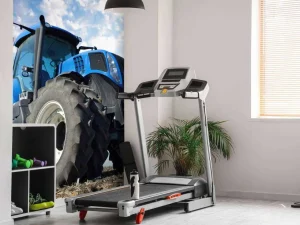 Outlet Grote blauwe tractor onder een bewolkte hemel fotobehang Tienerkamer | Kinderkamer