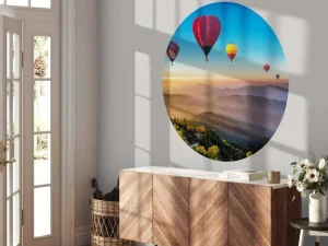 New Grote groep luchtballonnen boven een mistig berglandschap fotobehang Transport