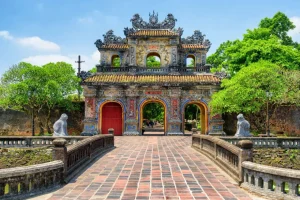 Clearance Hien Nhon Gate in Vietnam fotobehang Architectuur