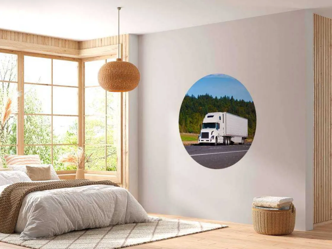 krachtige_witte_vrachtwag_7.webp Sale Krachtige witte vrachtwagen in een berglandschap fotobehang Tienerkamer | Kinderkamer