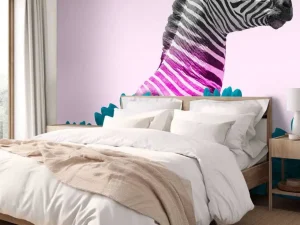 Discount Kruising van een zebra en eenhoorn met blauw-paarse bloemen fotobehang Dieren | Bloemen