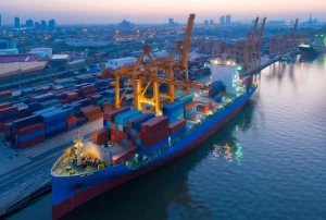 Online Luchtfoto van een containerschip in de haven fotobehang Transport | Steden