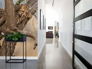 Best Luipaard krabt aan een boom fotobehang Dieren
