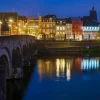Outlet Maastricht in de avond fotobehang Architectuur