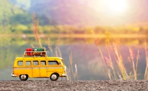 Fashion Miniatuur gele bus in de natuur fotobehang Transport