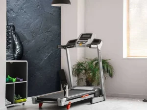 Sale Old school zwarte bokshandschoenen aan een donkere muur fotobehang Tienerkamer | Sport