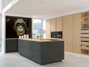 Sale Orang-oetan met een zwarte achtergrond fotobehang Dieren