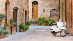 Discount Oud Italiaans stadje met een oude scooter fotobehang Architectuur