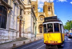 New Oude gele tram in Lissabon fotobehang Transport | Architectuur