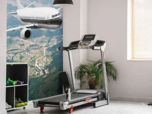 Hot Passagiersvliegtuig boven een berglandschap fotobehang Transport