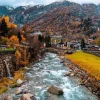 Hot Rivier langs een dorpje fotobehang Bloemen
