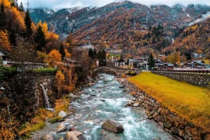 Hot Rivier langs een dorpje fotobehang Bloemen
