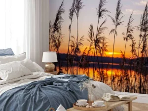 Hot Rivier met riet bij zonsondergang fotobehang Bloemen
